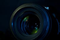 相机镜头反射光的详细特写，展示了先进的光学技术