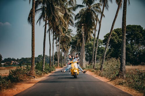 Mulher E Homem Andando De Motocicleta