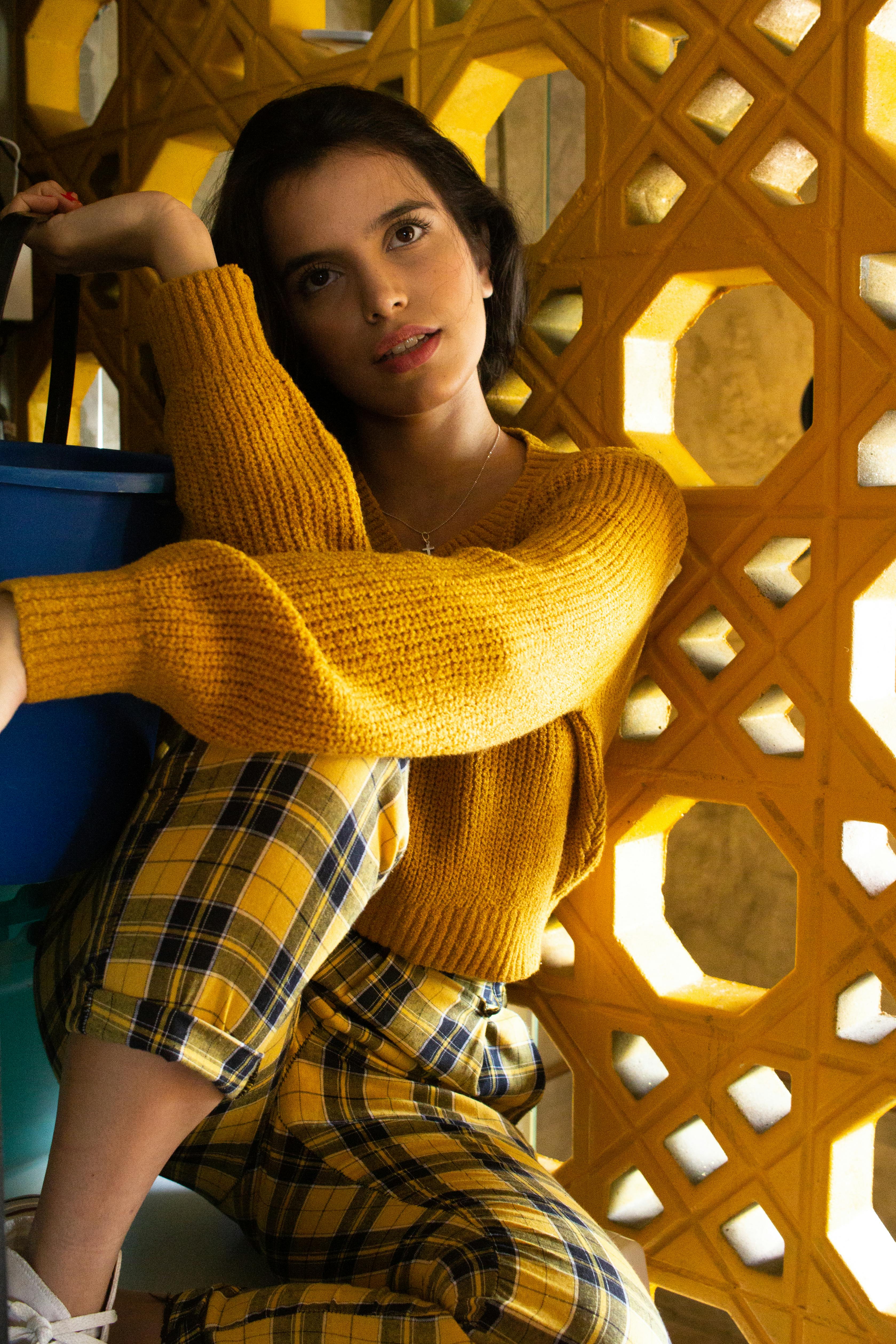 一位身着明黄色服装的时尚女性肖像，散发着现代气息