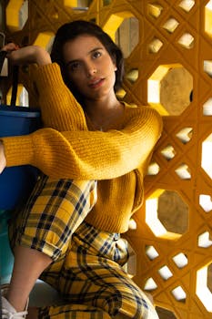 一位身着明黄色服装的时尚女性肖像，散发着现代气息