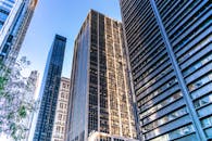 蔚蓝的天空下，纽约市的天际线上矗立着高层建筑