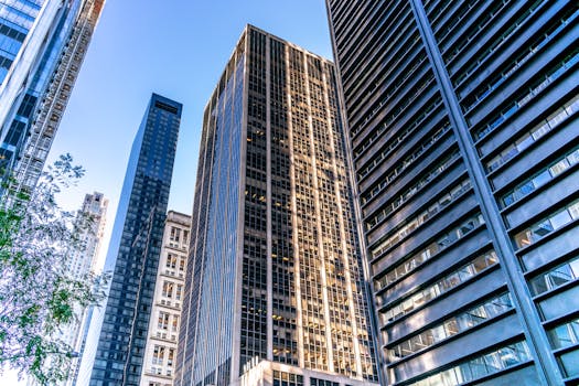 蔚蓝的天空下，纽约市的天际线上矗立着高层建筑