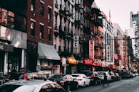 繁忙的城市街景以白天的交通和城市建筑为特色，捕捉了充满活力的城市生活