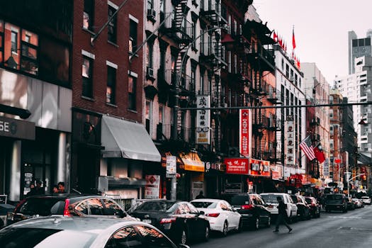 繁忙的城市街景以白天的交通和城市建筑为特色，捕捉了充满活力的城市生活