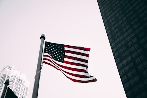 アメリカ国旗のローアングル写真