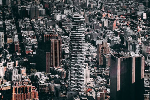 鸟瞰城市景观，独特的摩天大楼和繁华的城市生活尽收眼底