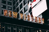 纽约市建筑立面新胜利标牌的低角度视图