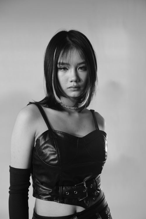 Free Elegant black and white portrait of a model showcasing chic leather fashion in a modern studio setting. Stock Photo