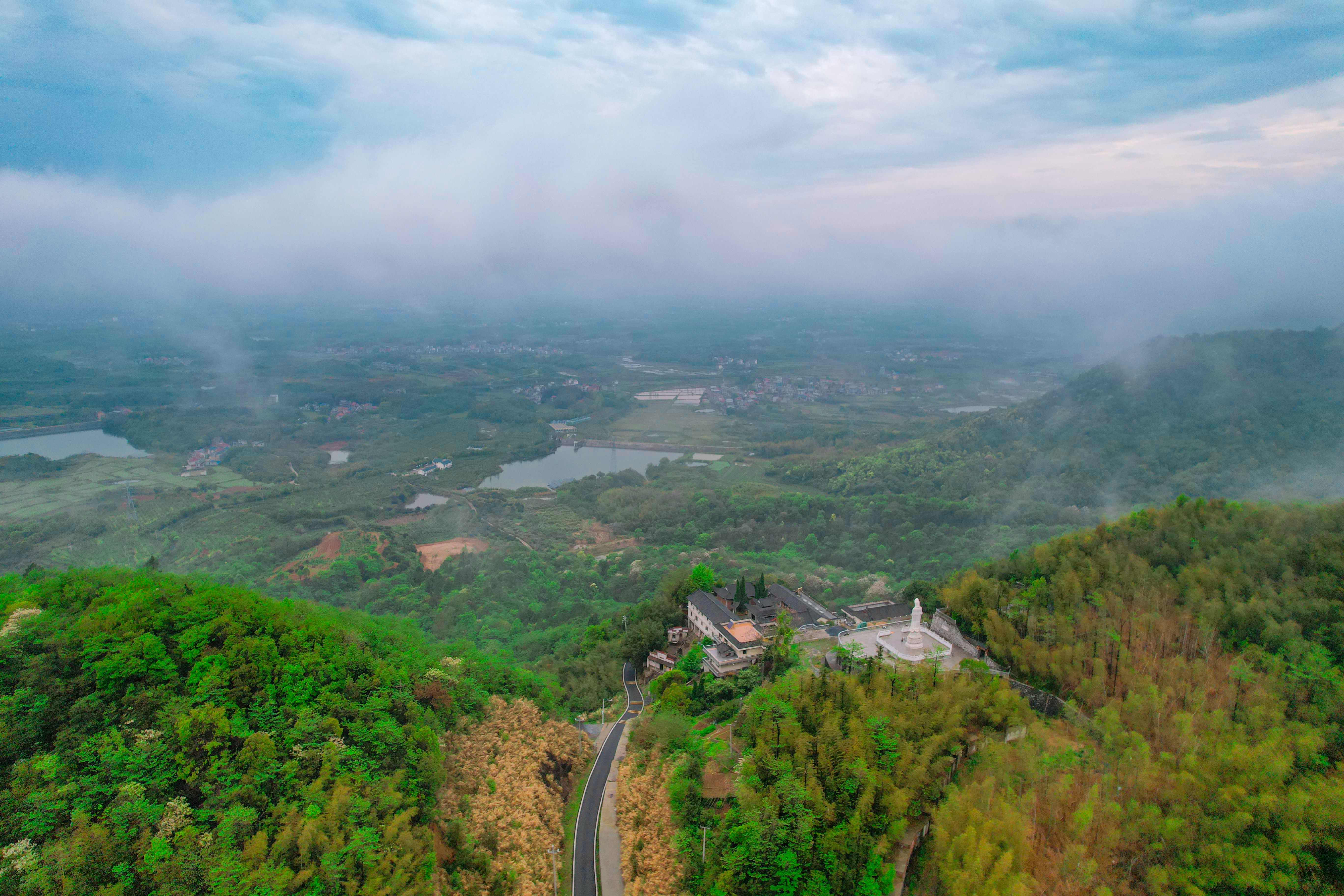 Jiangxi travel Wuyuan油菜花 spring scenery Lushan — Photo by jason hu