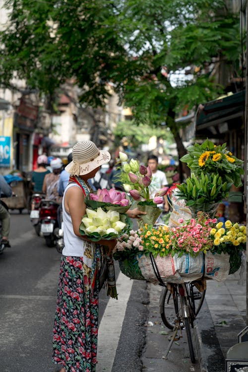 Femme Cueillant Des Bouquets De Fleurs