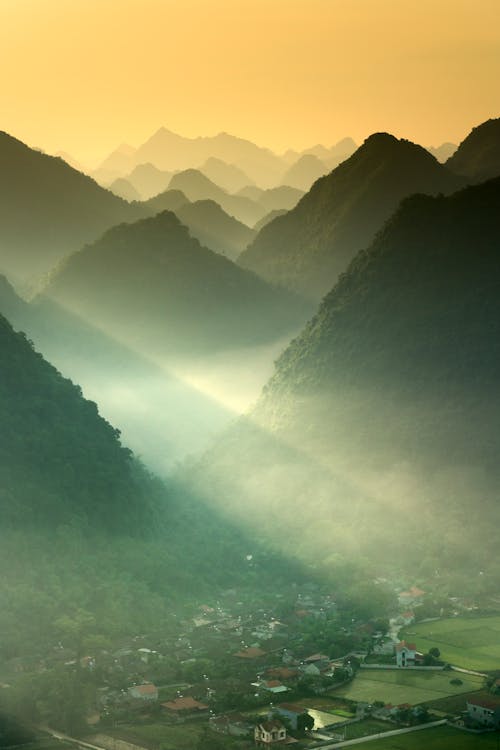 Village Face Aux Montagnes