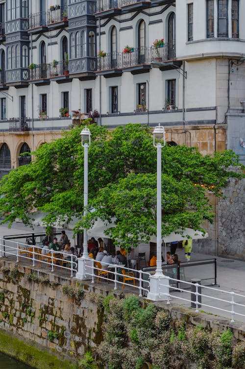 Comer en las terrazas cerca a un canal en Bilbao, España