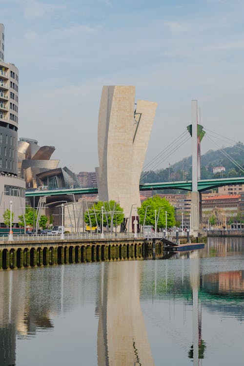 Vista de varios edificios desde un lago en Bilbao
