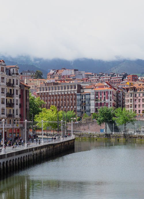 Skyline de la ciudad de Bilbao en España desde el rio