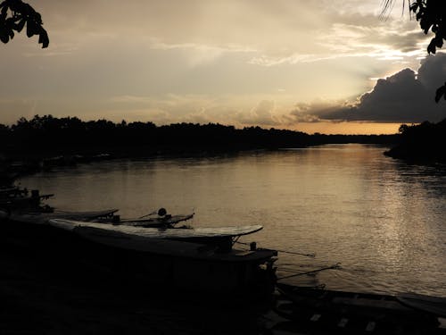 Ilmainen kuvapankkikuva tunnisteilla auringonlasku, envira joki, puinen vene