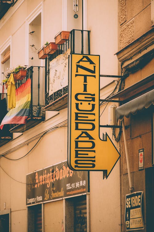 A yellow sign on a building that says antigadades