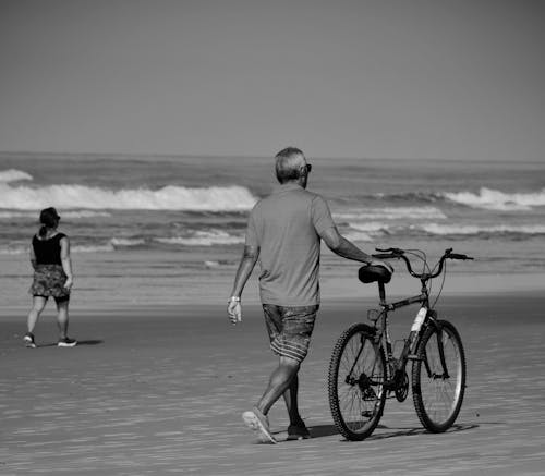Безкоштовне стокове фото на тему «берег моря, велосипед, веселий»