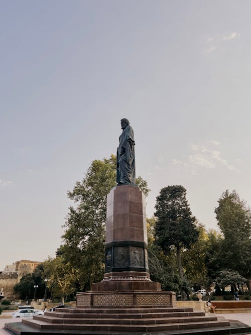 A statue of a woman in a park