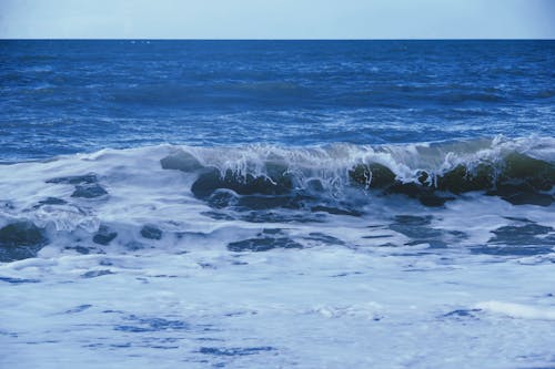 Fotobanka s bezplatnými fotkami na tému oceánskych vĺn, plážové vlny, pobrežie oceánu