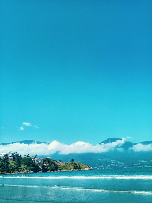 Безкоштовне стокове фото на тему «багатоповерховий, біля моря, гори»