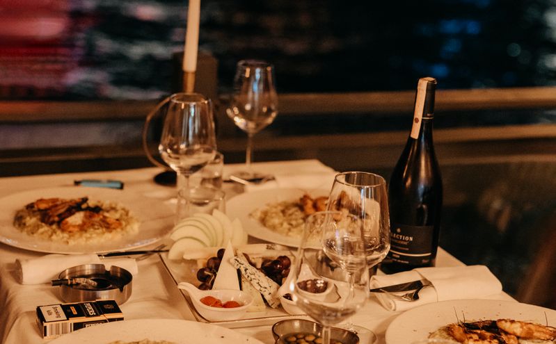 Online dating: starting a conversation on a niche platform
