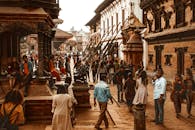 加德满都充满活力的街景，展示了尼泊尔的历史建筑和多元化的人群