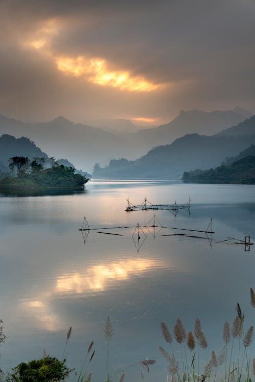 Plan D'eau Sous Le Coucher Du Soleil