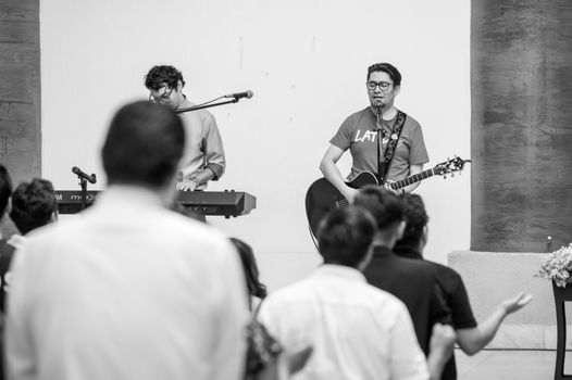 Musicians performing live in Ciudad de México, featuring guitar and keyboard, black and white photo.