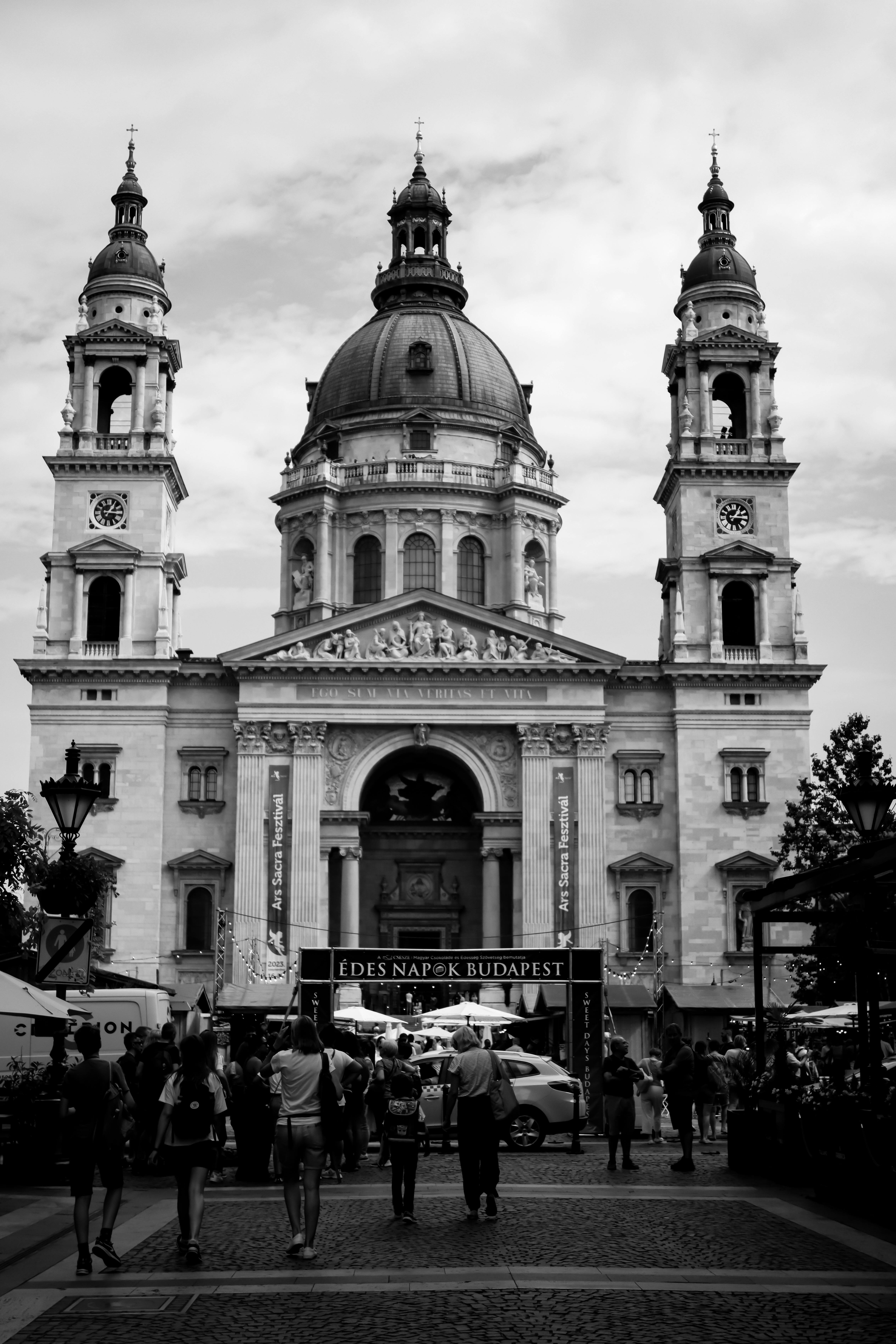 Black and white photo of St. Stephen's Basilica in Budapest with people in the foreground.