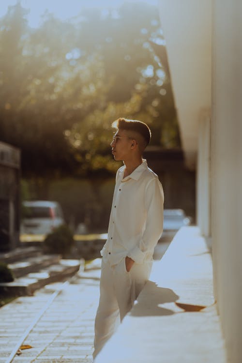 Foto d'estoc gratuïta de camisa blanca, dempeus, enfocament selectiu