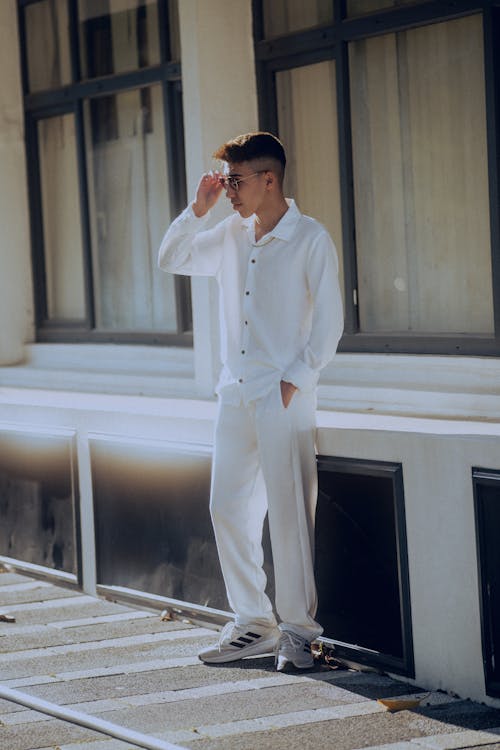 Fotos de stock gratuitas de Camisa blanca, de pie, elegancia