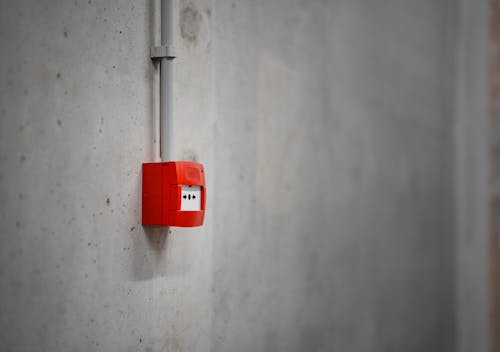 緊急用の赤いボタン。