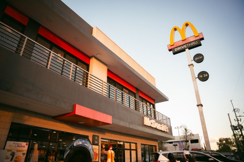 Unidade do McDonald's com pista de drive-thru vista de fora, em dia claro