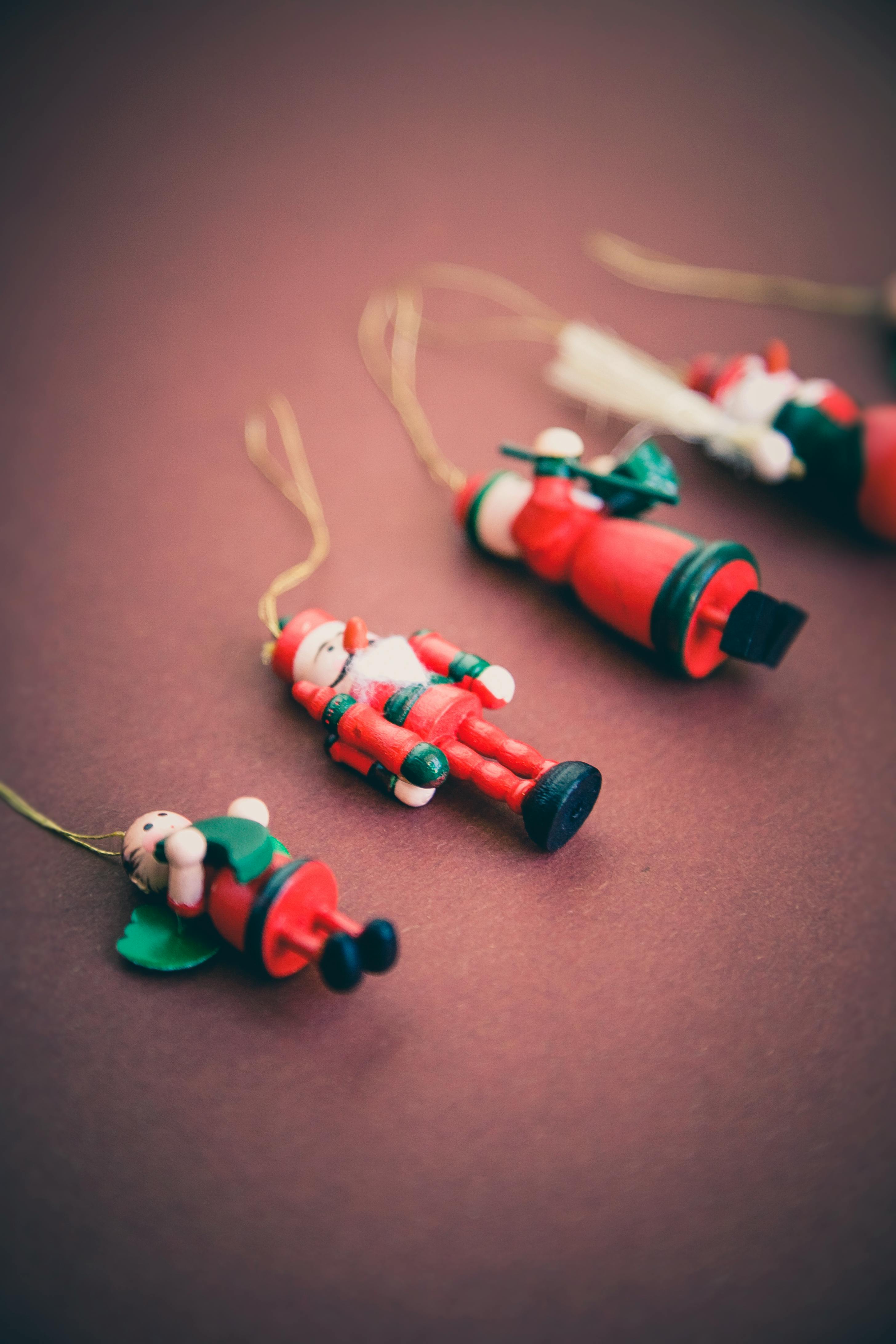 这款以圣诞老人和胡桃夹子为主题的节日装饰品，配有温暖的背景设计