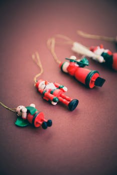 这款以圣诞老人和胡桃夹子为主题的节日装饰品，配有温暖的背景设计