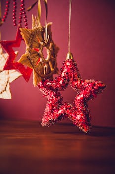 特写镜头下，闪闪发光的圣诞饰品以温暖的色调营造出节日氛围