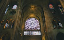 探索巴黎圣母院宏伟的内部空间，欣赏其迷人的彩色玻璃窗和哥特式建筑