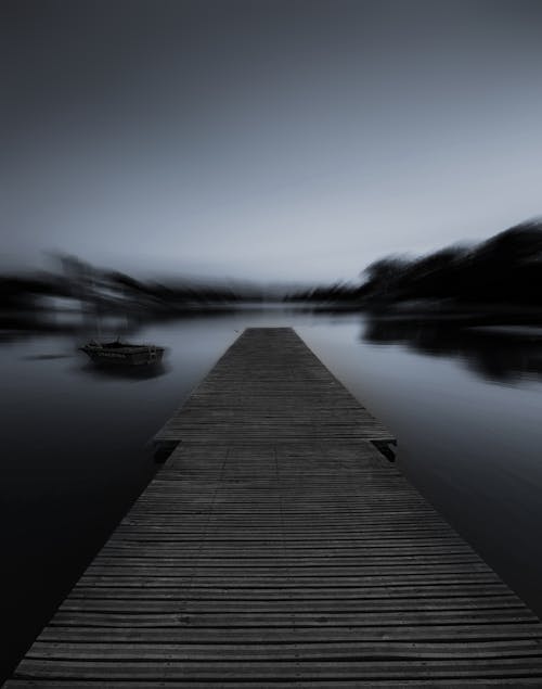 Dock의 회색조 사진