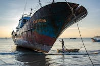 黄金时段，一艘饱经风霜的渔船停靠在中国莆田宁静的海岸上