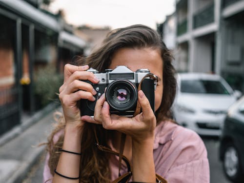 Wanita Menggunakan Kamera Slr