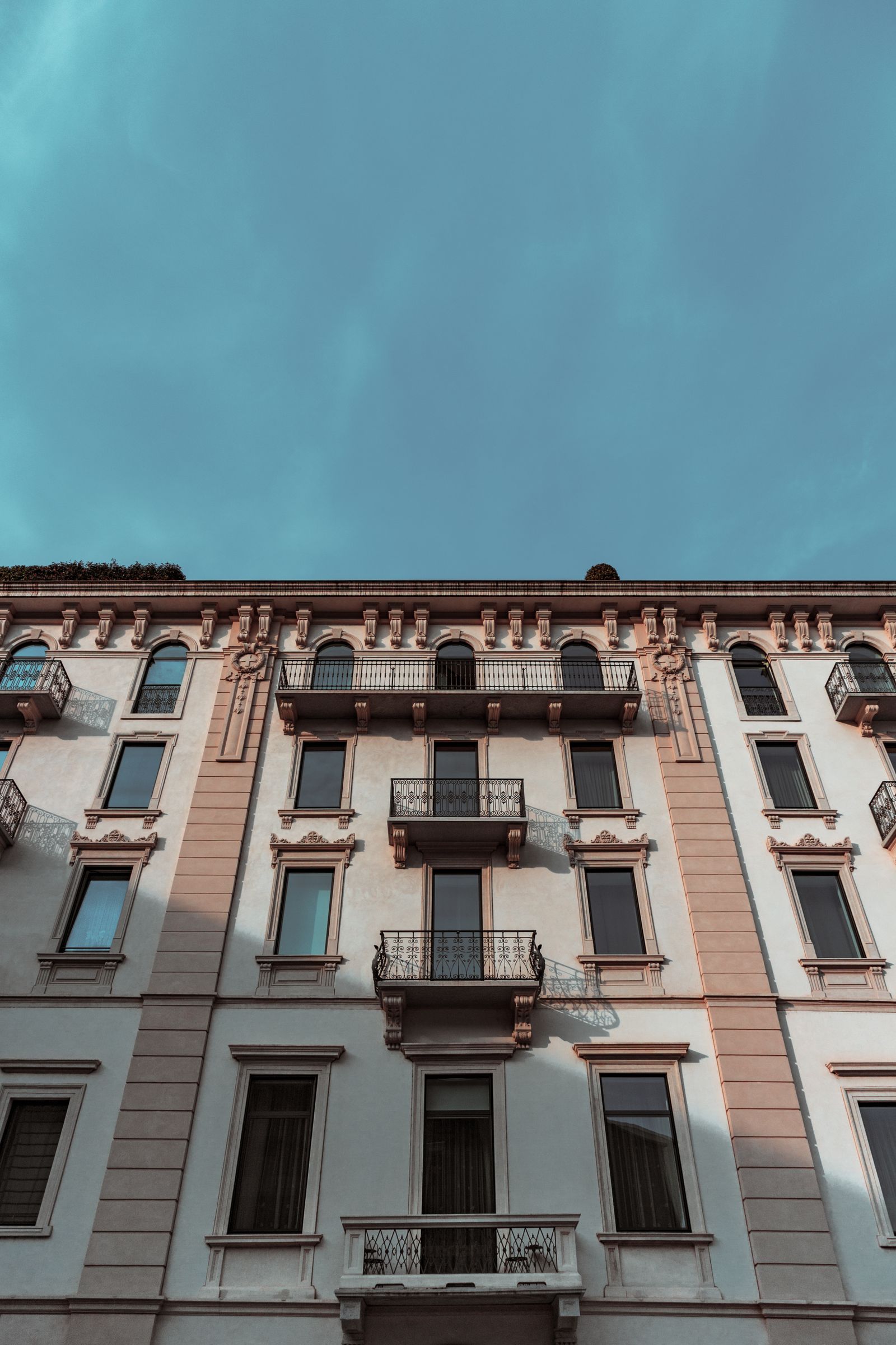 Fachada de un edificio de viviendas con balcones y ventanas