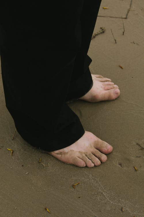 Foto profissional grátis de adulto, andar, areia