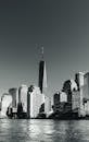 从海滨望去，纽约市天际线的黑白景观突出了世贸中心一号
