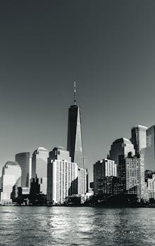 从海滨望去，纽约市天际线的黑白景观突出了世贸中心一号