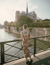 塞纳河畔，一名纹身女子正在欣赏巴黎圣母院的景色