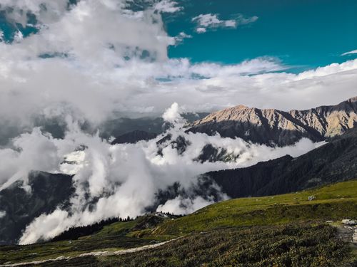 Free Breathtaking view of clouds and mountains in Tungnath, capturing nature's serene beauty. Stock Photo