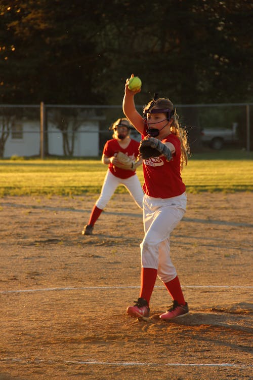 Gratis Gadis Memakai Sarung Tangan Bisbol Memegang Bola Lembut Foto Stok