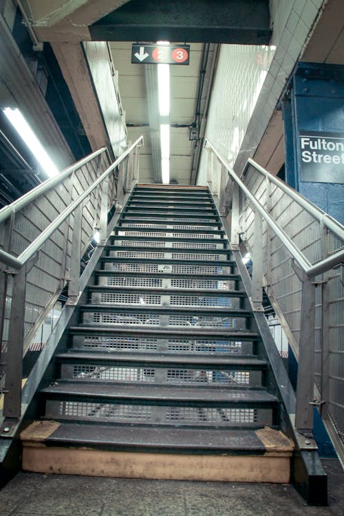 Безкоштовне стокове фото на тему «кроки, метро, срібло»