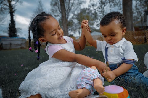 Niño Y Niña, Sentado, En, Piso, Exterior