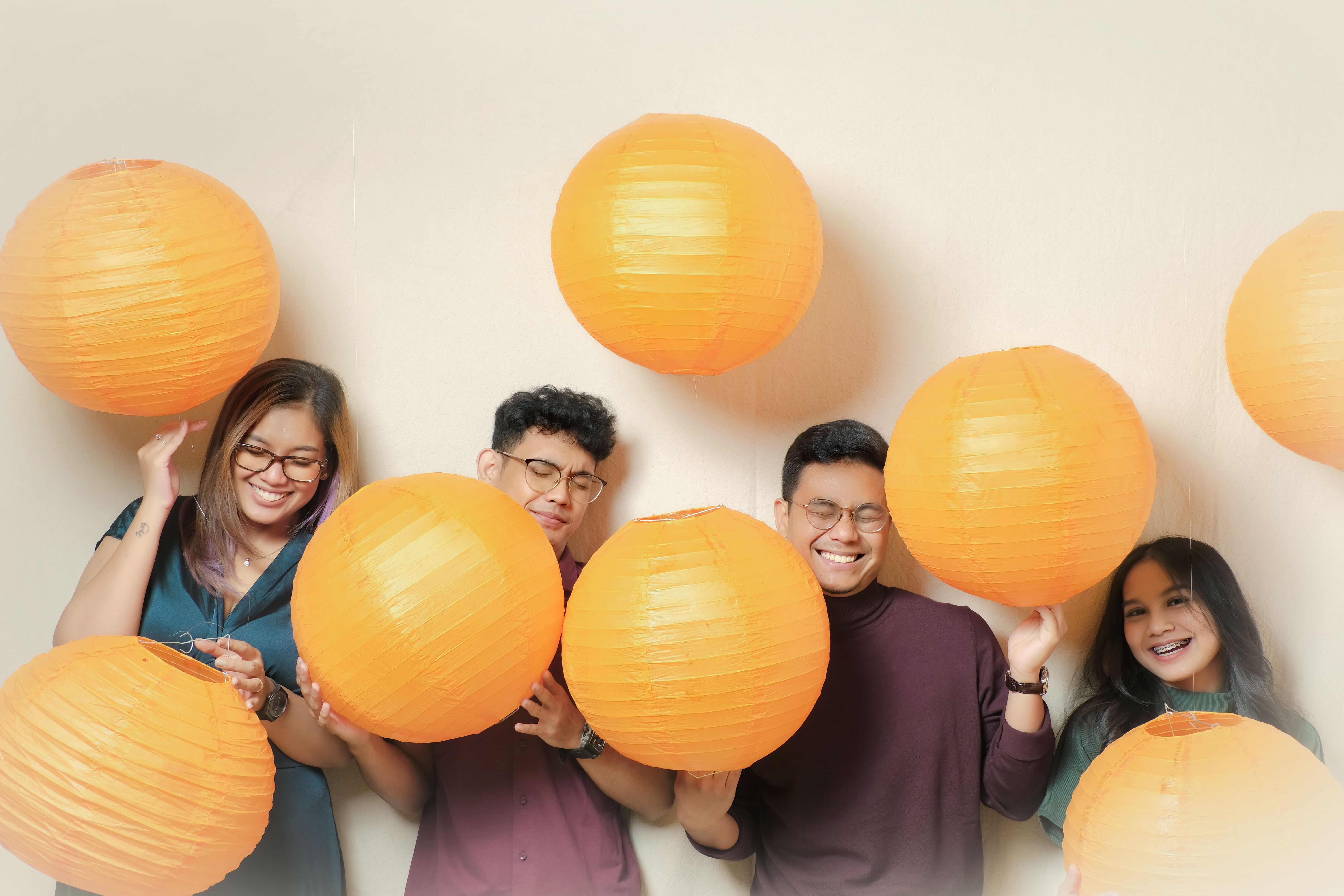 Nhóm người châu Á đang ăn mừng một cột mốc quan trọng